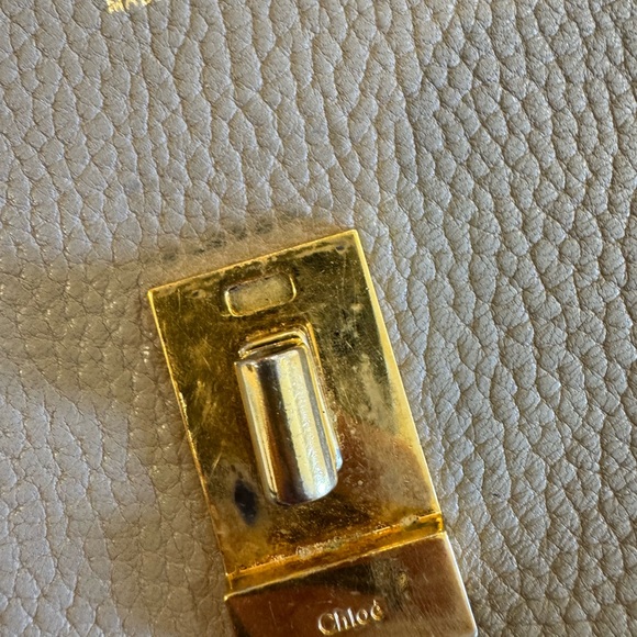 Chloe Grained Drew Crossbody Bag - Picture 9 of 10